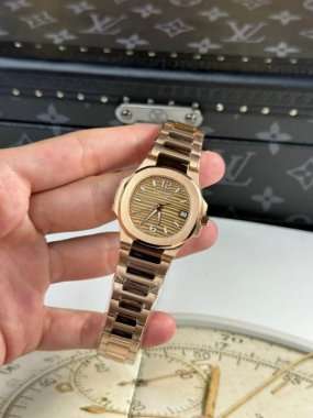 Patek Philippe Replica Watch Nautilus 7010 Rose Gold Womens 32mm