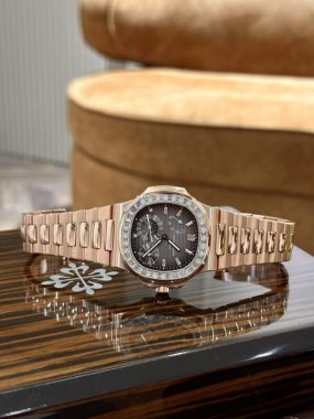 Patek Philippe Nautilus 5724 Replica Watch Gold Wrapped Diamond Moissanite 40mm