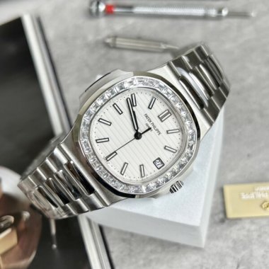 Patek Philippe Replica Watch Nautilus 5723 White Dial Metal Wire 40mm